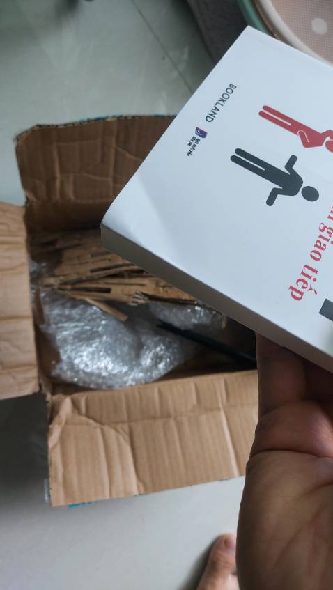 Thùng hàng khi giao thì bị móp, đóng gói cẩu thả sơ xài và sách bị cong gắp khi giao, nhân viên nữ trợ lý cá nhân thì thiếu sự chủ động kết nối với bộ phận đóng hàng khi khách yêu cầu, cô ấy phớt lờ yêu cầu và chỉ trả lời cho xong rằng cô ấy không liên quan đến đóng hàng, cá nhân tôi rất trân trọng từng quyển sách lúc mua.....khi nhận hàng khiến tôi cảm thấy rất thất vọng và nói chung dịch vụ khá tệ