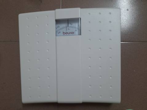 Cân ở bên ngoài giống như trên hình. Còn có cả tem chống hàng giả có dãy số cào được để gửi tin nhắn bảo hành.