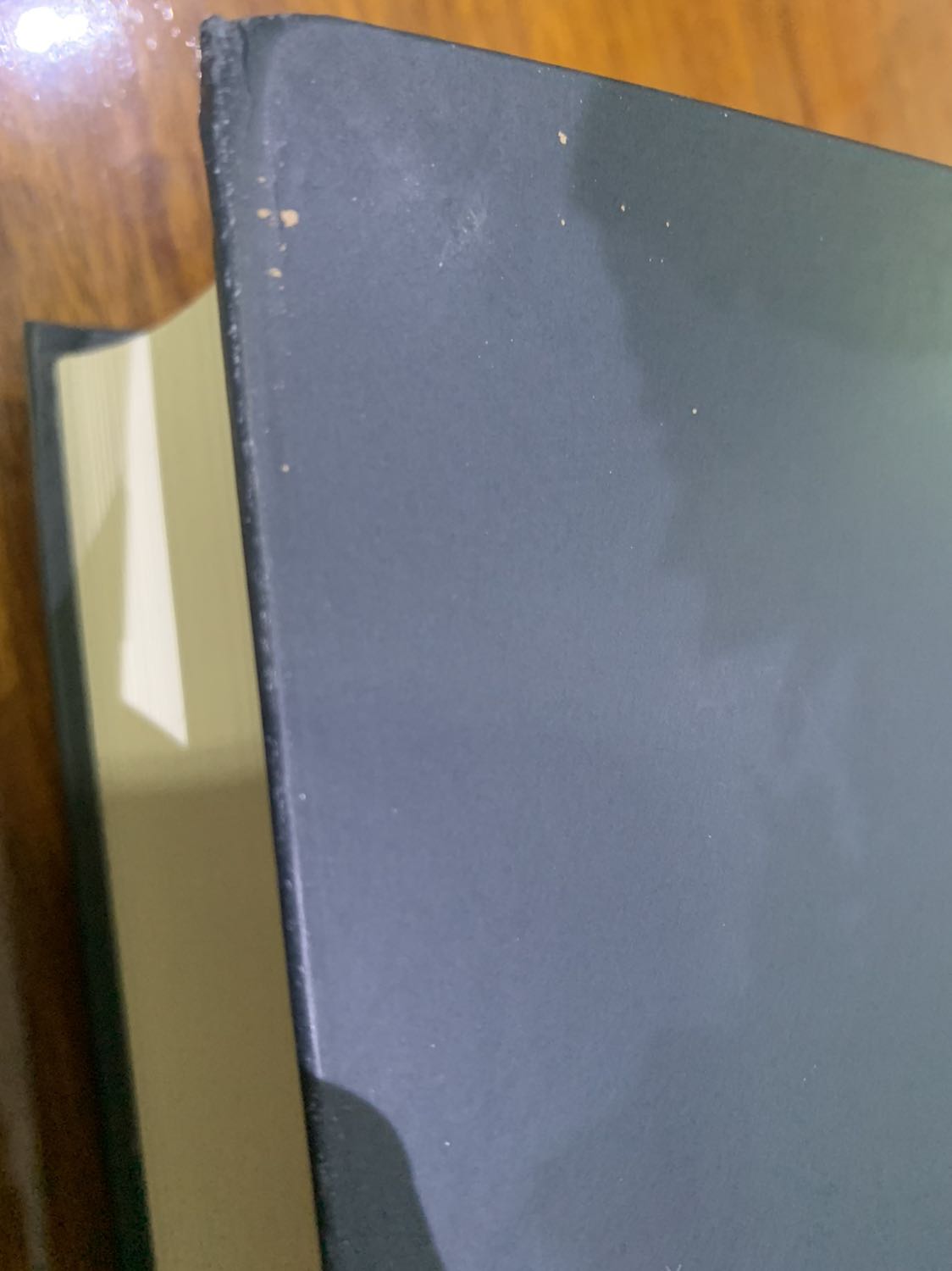 không biết gói sao mà mới giao hộp hàng bị bung keo gói hàng bị hở sách có hơi mớp mấy góc chút đỉnh k đc như mong đợi mong lần sau mua sách đc đóng gói kỉ hơn☹️