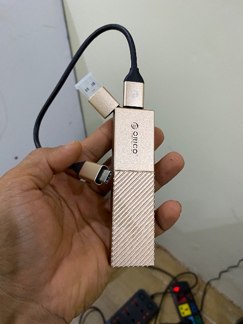 Đinh, vít và 1 miếng keo tản nhiệt để dưới đế hộp.