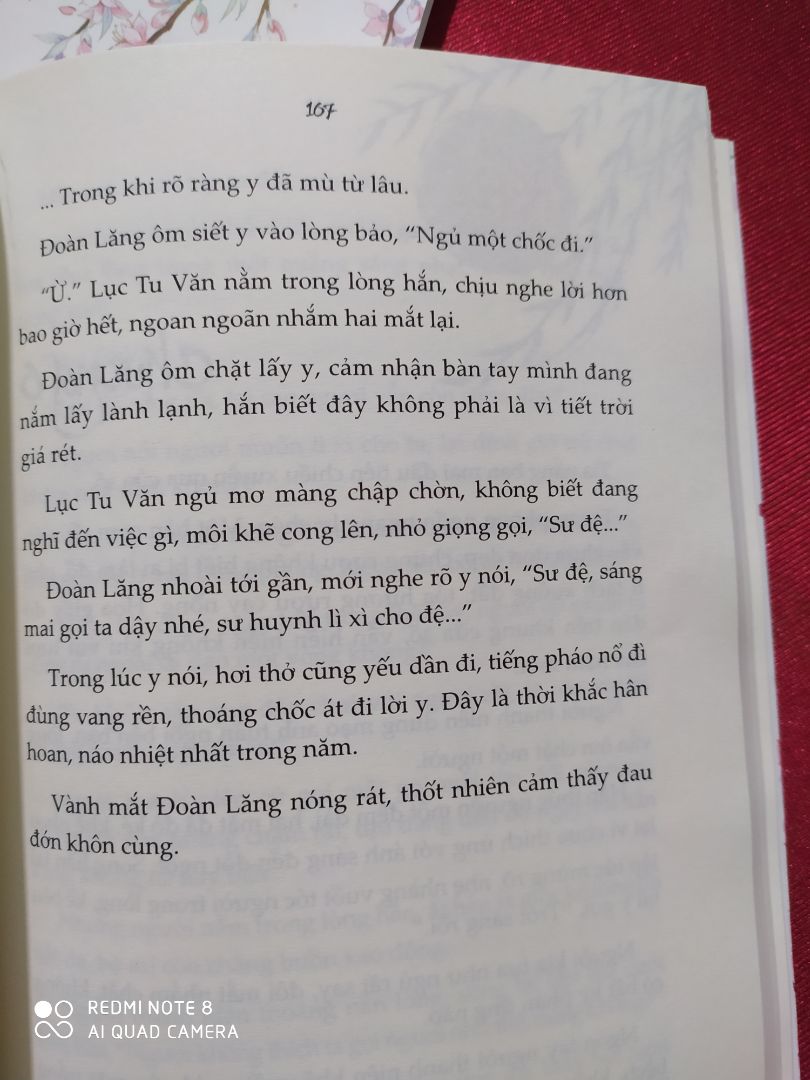 Mình không phải kiểu người thích đọc sách, hầu như những cuốn sách mình mua mình chỉ đọc có vài trang rồi thôi. Nhưng Chiết Chi đã thu hút mình ngay từ lần đầu đọc em ấy...và mình đã khóc hai lần...mình cười rất nhiều lần...và cũng bất ngờ cả chục lần. Về nội dung: đây là bộ truyện ngược rất đáng mua nhé. Về hình thức của truyện: đẹp hút mắt hú hồn. Mà thực sự rất uổng khi Tiki giao sách bị nhăn ở góc và một vài trang sách=>4 sao. Nhưng mình đính chính lại là sách rất đáng mua nhé