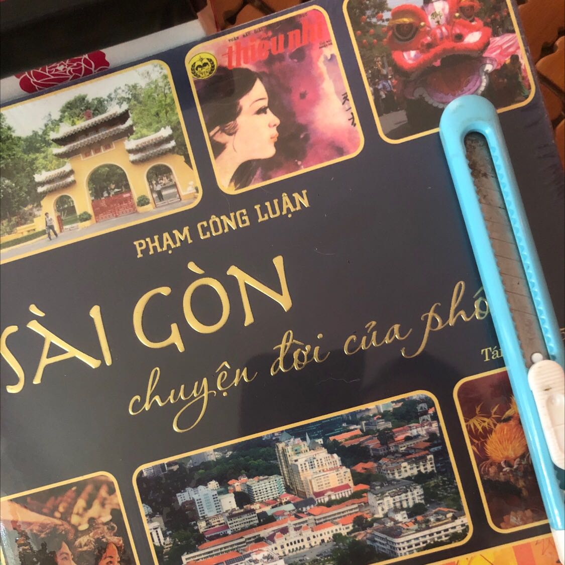 T mua được cuốn 1,2 và 3 rồi, bìa đẹp và đọc rất thích, hiểu thêm về SG xưa, về nét văn hoá đến giờ đã phai nhạt
Sách nguyên seal, vuông vứac, giao nhanh