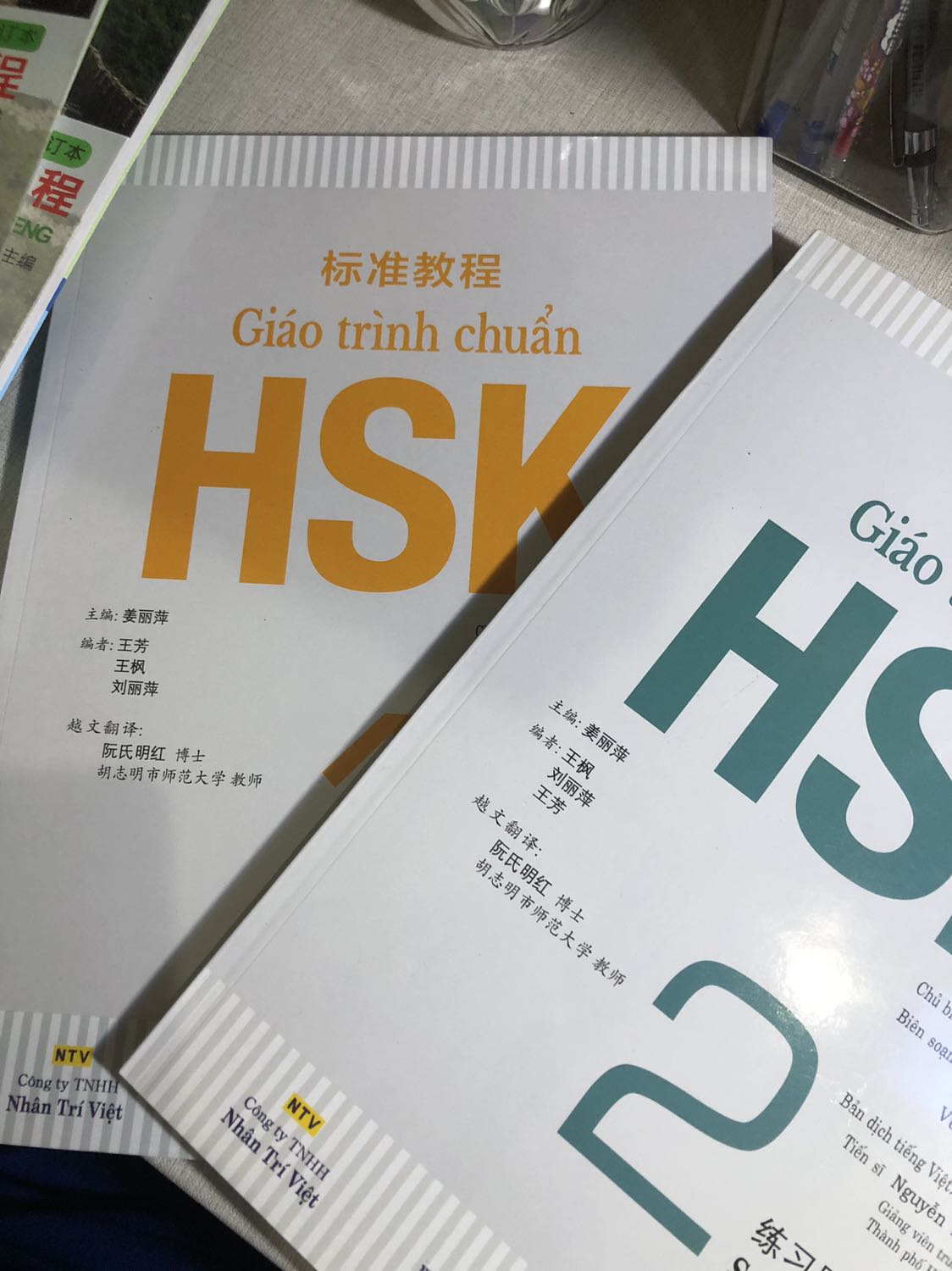 Sách đẹp xịn mới nhưng mà em buồn lắm :( tính đặt sách trước rồi xin tiền má sau. Ai dè anh shipper giao hàng đúng lúc má em đang chửi em, nên em phải tự bỏ tiền ra trả. Rầu ơi là rầu. Đúng người sai thời điểm quá mà huhu