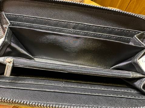 Khóa kéo cứng, vách ngăn nhựa rẻ tiền, mở túi cứng. Nói chung nhận hàng xong, cầm lên là vứt luôn không dùng