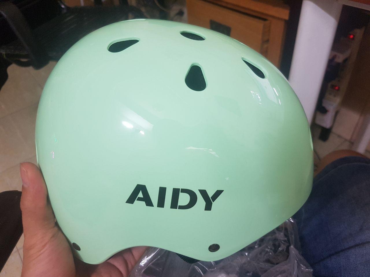 Mũ bảo hộ rất chắc chắn , xốp dày , nón xịn đội cảm giác rất an toàn , bảo hộ tay chân cũng khá chắc chắn , màu đẹp , mình rất hài lòng