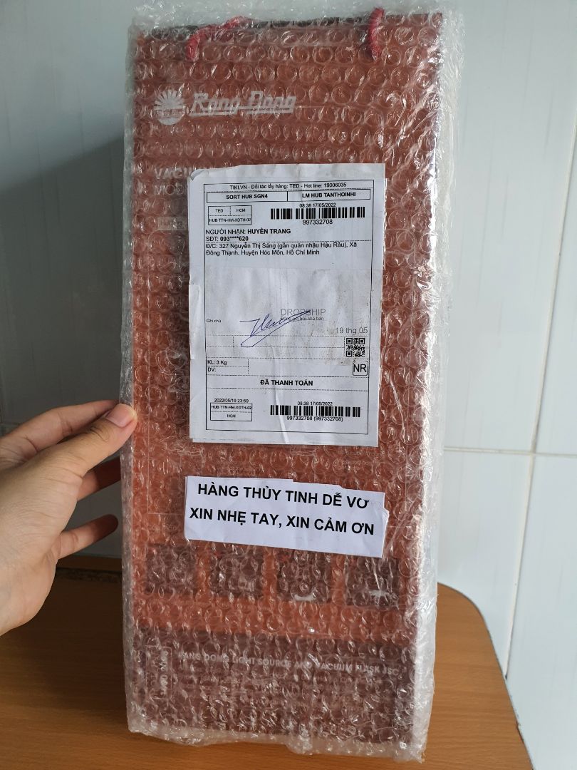 Chưa mở ra thì đã nghe tiếng thủy tinh vỡ nát bên trong rồi ạ. Cũng biết mua mặt hàng này sẽ rủi ro cao nhưng vẫn tin tưởng shop và Tiki, ai ngờ vẫn bị vỡ như bao người. Shop phản hồi lịch sự nên mình đánh giá 3* chứ mình không hề hài lòng về sản phẩm tí nào. Quá mất thời gian luôn.