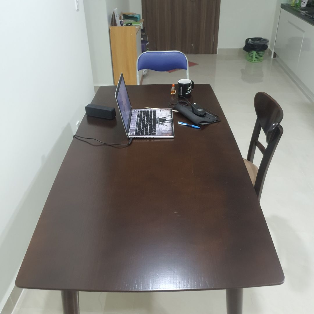 shipper nhiệt tình hỗ trợ lắp ráp. mình mua bộ 6 ghế nên mặt bàn lớn, phù hợp nhiều mục đích sử sụng. Hàng nhận được giống như hình quảng cáo.