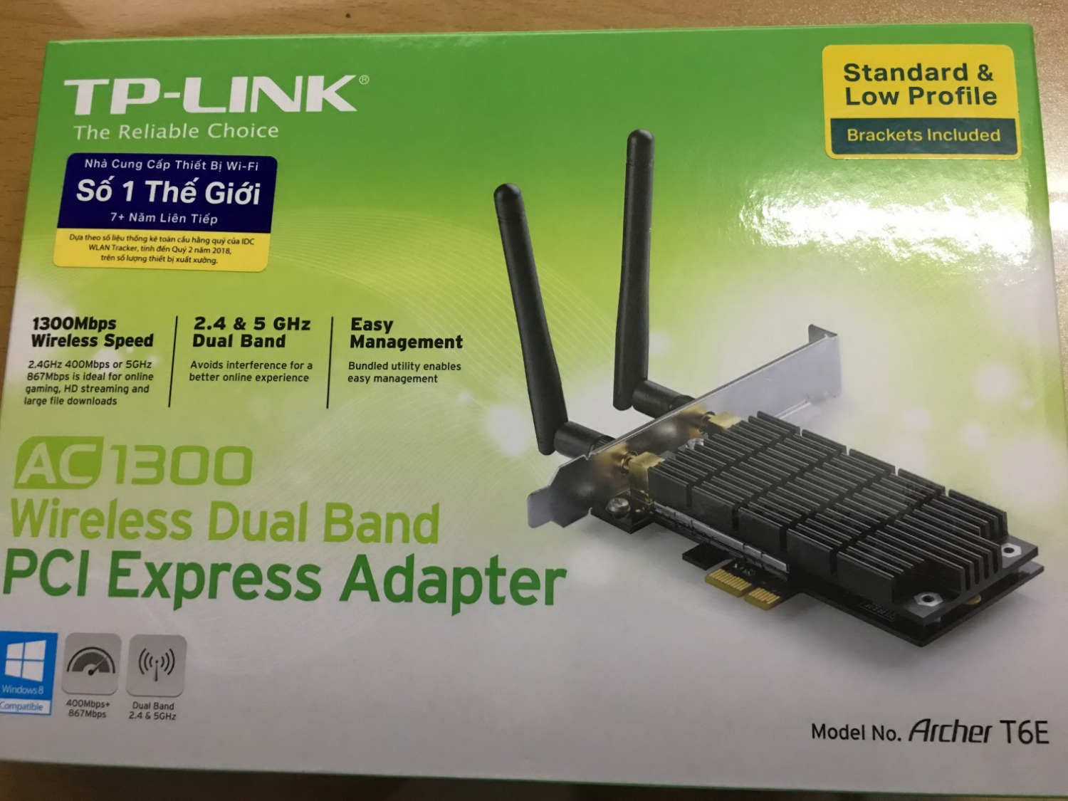 Hàng của TP-Link lúc nào cũng rất tuyệt, sản phẩm này thiết kế đẹp, tản nhiệt to và rất chắc chắn, 2 anten rời dễ dàng xoay mọi góc độ cho phù hợp. Còn có thêm 1 thanh dùng để gắn vào các loại thùng máy nhỏ gọn dạng HTPC (rất tâm lý).
Mạng nhà mình 70MBps nhưng cục thu wifi cũ TP-Link TL-WN822N chuẩn N tốc độ 300MBps không thể nào lên full tốc độ được, gắn card Archer T6E vào lập tức đạt full tốc độ. 
Tuy nhiên có 1 điểm trừ nho nhỏ là TP-Link và Tiki không nói rõ chip Broadcom của card chỉ tương thích với sóng 5GHz thuộc channel Hàng của TP-Link lúc nào cũng rất tuyệt, sản phẩm này thiết kế đẹp, tản nhiệt to và rất chắc chắn, 2 anten rời dễ dàng xoay mọi góc độ cho phù hợp. Còn có thêm 1 thanh dùng để gắn vào các loại thùng máy nhỏ gọn dạng HTPC (rất tâm lý).
Mạng nhà mình 70MBps nhưng cục thu wifi cũ TP-Link TL-WN822N chuẩn N tốc độ 300MBps không thể nào lên full tốc độ được, gắn card Archer T6E vào lập tức đạt full tốc độ. 
Tuy nhiên có 1 điểm trừ nho nhỏ là TP-Link và Tiki không nói rõ chip Broadcom của card chỉ tương thích với sóng 5GHz thuộc channel