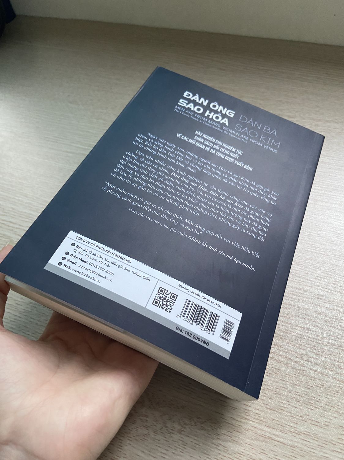 sách mới nhận về đã bị xước bìa do ko có giấy bọc làm mình rất thất vọng đặt 3 quyển của fahasa thì đến 2 quyển bìa bị xước bìa còn quyển này bìa bị dính bẩn và cong mặt trên
Hôm nay đang đọc sách mình thấy giấy bị rời ra????
mình sẽ xem xét về việc mua sách của fahasa