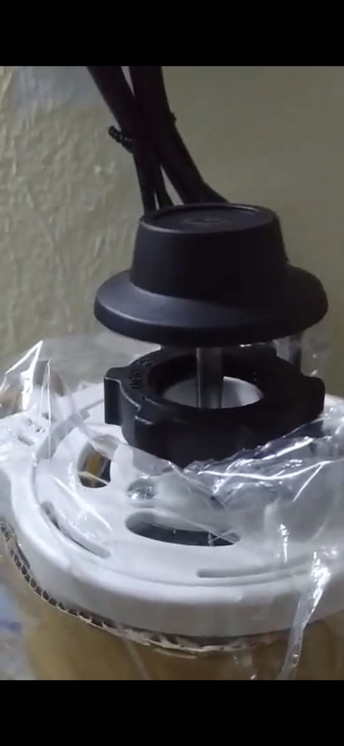 Mở lớp bọc ra thấy cái thùng cũ nát thấy nản rui đó.. chưa có thời gian nên chưa rap lên tườngđc. Cho shop tạm năm sao chức chưa gắn lên chứ bít có ồn, có quạt mạnh ko nha