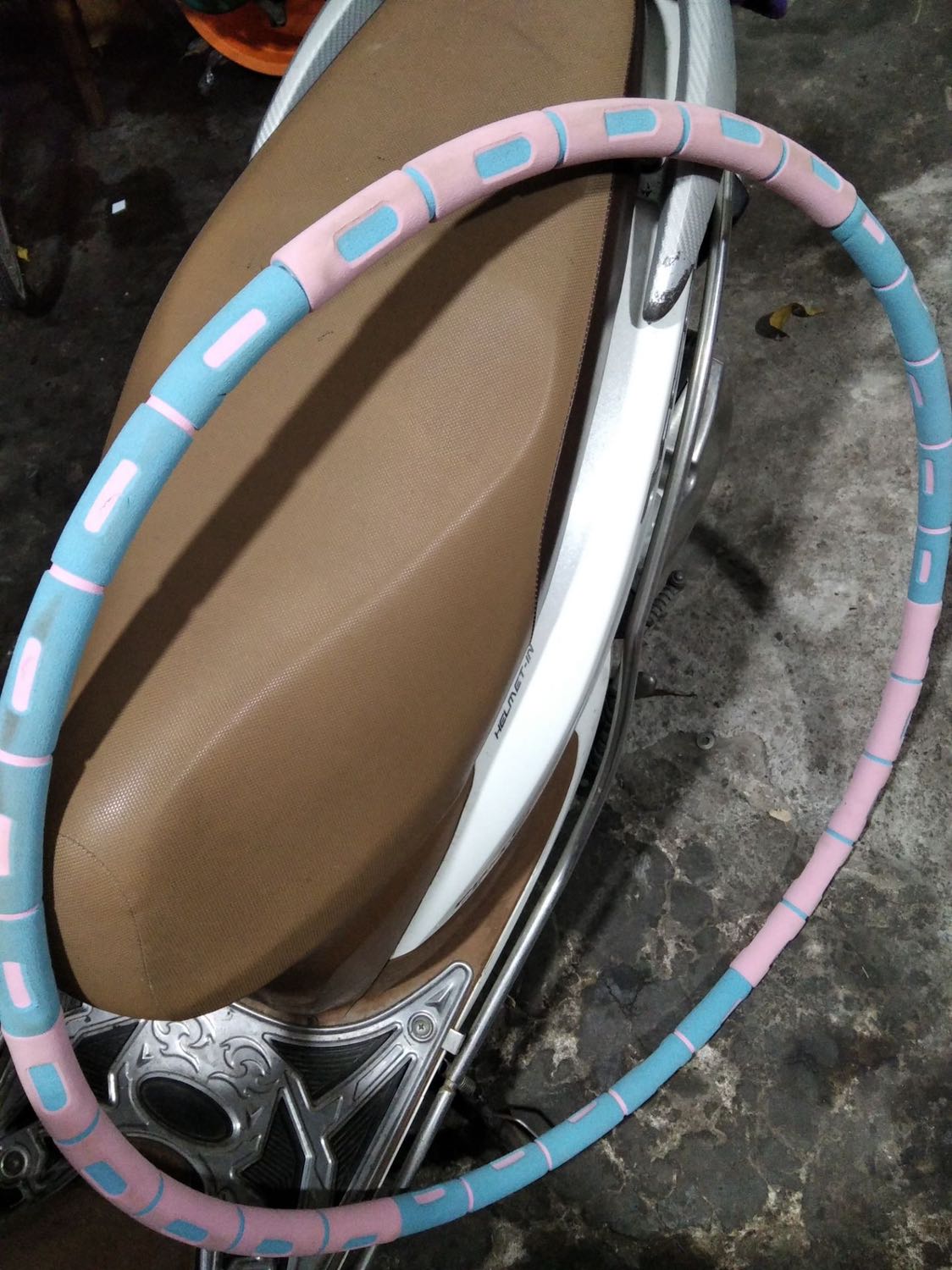 Mua 3 cái vòng xoay của dododios mà cái nào cũng ưng. Cho bạn 2 chiếc, mình 1 chiếc đều ổn lắm
Đĩa rất tiện dụng mang đi tập cũng được mà shop cũng hỏi han sau khi nhận được hàng nên thấy rất ok vì chăm sóc khách hàng như vậy là phải rùi
Tiki giao hàng 2h nội thành khá nhanh ưng phết
Nói chung vì store quan tâm khách nên review có tâm lại thui. Có qua lại sau nay nhớ giảm mình nếu mình giới thịu cho nhé
Trước đây tôi thường dùng vòng mây để giữ eo. Vòng mây tuy có tác dụng cao nhưng thường gây đau rát vùng eo sau mỗi lần lắc. Tôi chưa từng nghĩ đến một cái vòng nào có mút xốp để khỏi đau cho đến lúc dùng sản phẩm này. Trọng lượng nguyên bản của vòng vô cùng phù hợp với nhu cầu lâu dài của tôi. Lúc đầu tôi chỉ lo nó nặng quá. Nếu nhẹ so với nhu cầu thì còn cho thêm hạt khô được chứ nặng thì sẽ khó tập lâu dài. Tôi tự tin giới thiệu cho bạn bè sản phẩm này nếu họ cần giảm eo. Cảm ơn Tiki và nhà bán hàng. :)