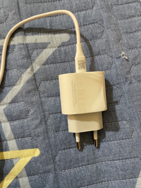 Có tem mác của FPT nên yên tâm so với một số người dùng trước đáng giá sản phẩm trong hộp không đúng như ngoài vỏ. Sạc vào nhanh, sạc chỉ ấm nhẹ, máy cũng mát. Giao hàng nhanh khi đã gần Tết. Nên mua tại tiki trading ae nhé. Cảm ơn shop đã cung cấp sản phẩm ổn so với các nhà cung cấp khác