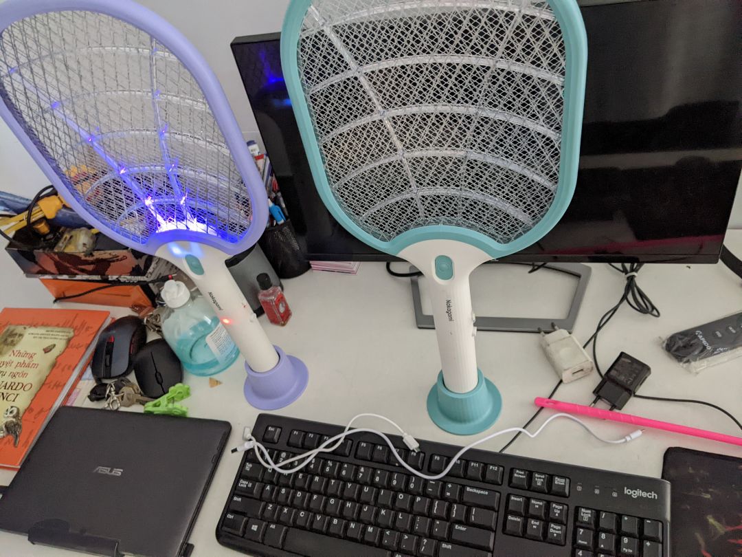 côn trùng chết lách tách
nhưng sao giao 1 dây sạc ngắn củn, 1 dây thì dài chút, sử dụng được