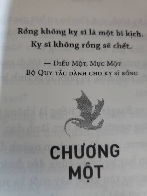 Giao hàng siêu nhanh, đóng gói cẩn thận, có seal
Nhìn mấy cái bản đồ là t đỗ đứ đừ 🤌 nội dung từ những trang đầu tiên đã siêu cuốn siêu hay rồi.
Mn nên mua nha, đặc biệt là mấy bạn thích booktok & thể loại romantasy. ❤🔥
Mong NXB sẽ mua bản quyền thêm Iron Flame nữa 🥺 Giao hàng siêu nhanh, đóng gói cẩn thận, có seal
Nhìn mấy cái bản đồ là t đỗ đứ đừ 🤌 nội dung từ những trang đầu tiên đã siêu cuốn siêu hay rồi.
Mn nên mua nha, đặc biệt là mấy bạn thích booktok & thể loại romantasy. ❤🔥
Mong NXB sẽ mua bản quyền thêm Iron Flame nữa 🥺