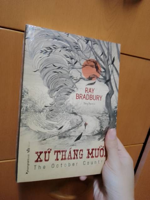 Sách mới, được bọc cẩn thận, nội dung chắc sẽ hay vì là sách của Ray Bradbury