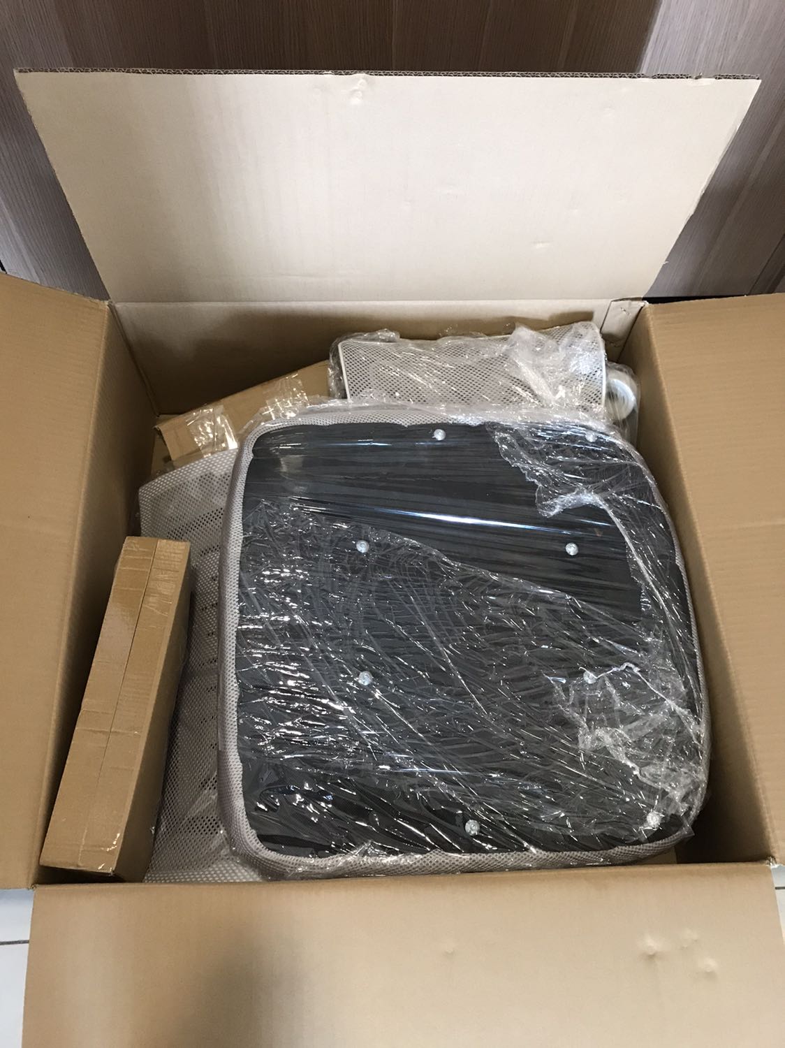 Ghế đóng gói cẩn thận, đảm bảo chất lượng và được giao sớm 1 ngày so với dự kiến khi đặt hàng. Ghế giao đúng mẫu mã yêu cầu và đủ chi tiết linh kiện để tự lắp, tuy nhiên không có bản hướng dẫn lắp nên với khách hàng không rành kỹ thuật hoặc nữ dễ gặp khó khâu này. Cửa hàng có ghi *** để khách hàng liên lạc khi cần hỗ trợ trong khâu lắp ghế, song tốt nhất là có bản hướng dẫn cho khách hàng. Sau 2 ngày sử dụng ghế ngồi chắc chắc và thoải mái.