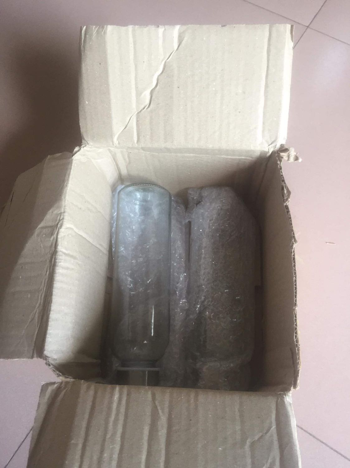 Mình đặt 40 chai mà shop gửi về 4 chai giá tiền vẫn tính 40 chai mong shop liên lạc lại cho mình để giải quyết