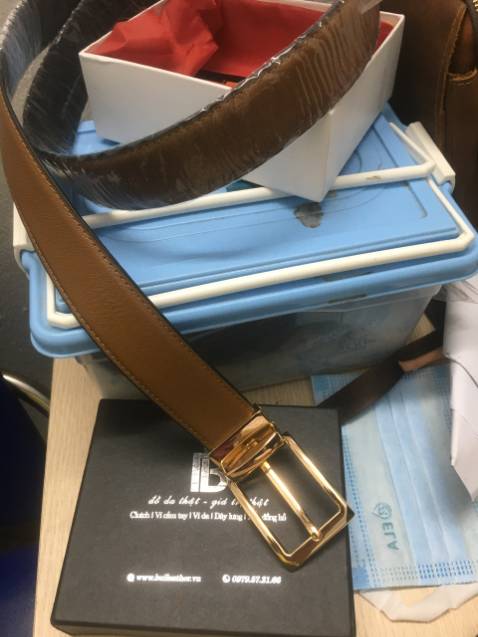 Sản phẩm đẹp y hình Có 2 mặt đen và nâu đầu thắt lưng có thể xoay dùng 2 mặt tiện lợi rất oke Sản phẩm đẹp y hình Có 2 mặt đen và nâu đầu thắt lưng có thể xoay dùng 2 mặt tiện lợi rất oke