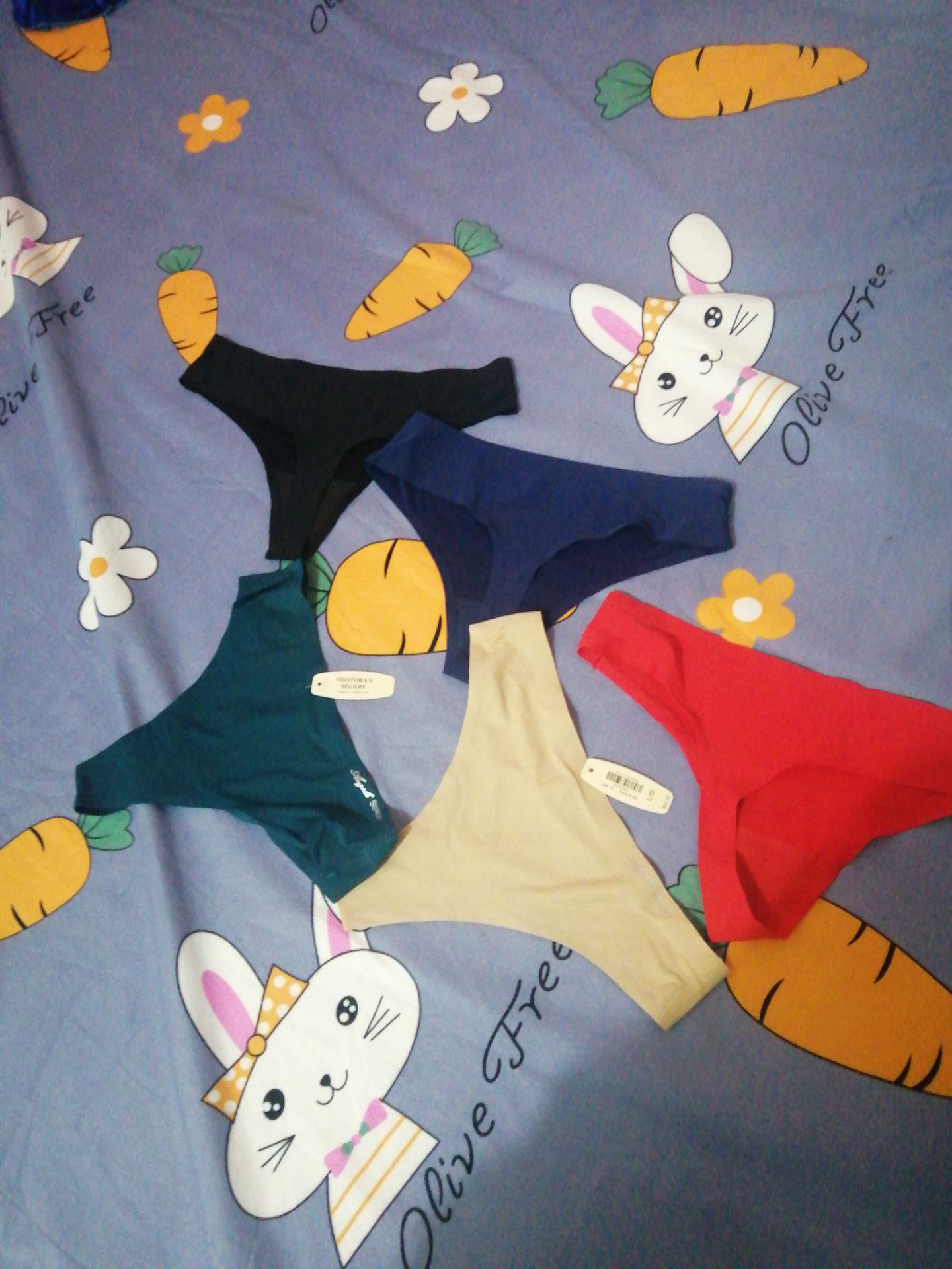 mình là tín đồ tiki nhưng lần đầu thấy hàng giao nhầm lẫn vậy..giá tiền 2 loại khác nhau.
mình mua su hoa sao g là lọt khe??
đã vậy đóng gói trực tiếp từ nhà sx xấu quắc..