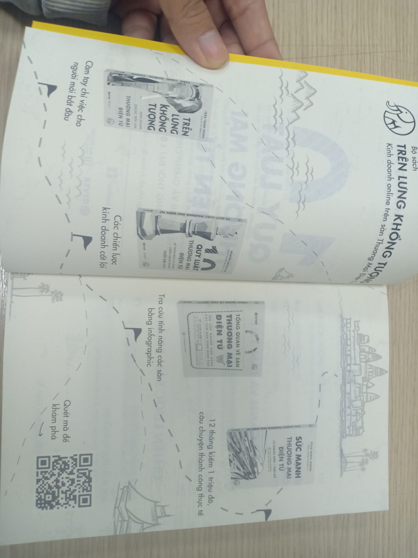 Nói thật lòng là mình rất thích mua những quyển sách mà có bàn tay anh Phong chạm vào 😛😛😛 Chỉ khâu giao hàng thôi cũng đã cho thấy dịch vụ chăm sóc khách hàng của anh ấy là tuyệt vời!! Giao hàng cực nhanh, sản phẩm cực đẹp! Đây là quyển sách thứ 2 trong bộ sách "Trên lưng khổng tượng", quyển này nói về 10 quy luật thương mại điện tử mà các doanh nhân cần nắm vững để trang bị hành trang, kiến thức khi tham gia đấu trường kinh doanh khắc nghiệt. Cũng như ai càng hiểu luật, nắm rõ luật lệ thì sẽ càng thành công! Quy Luật 1: phải thích nghi với cuộc chơi hiện tại. Vì bất cứ thời điểm nào cũng có cơ hội và rủi ro, nên ai thích nghi càng sớm thì người đó sẽ thành công sớm. Quy luật 2: Thị trường ngách là thị trường siêu lợi nhuận, và cũng tạo một vị thế vững chắc cho những ai tiên phong chinh phục nó. Quy luật 3: Thiết kế sản phẩm phải phù hợp với thương mại điện tử. Từ tính năng sản phẩm, chiến lược bán hàng, đến khâu hậu cần và cơ cấu sản phẩm. Quy luật 4: mô hình kinh doanh tinh gọn sẽ giúp doanh nghiệp linh hoạt hơn, dễ thích nghi với môi trường kinh doanh cũng như sớm nhận ra sai lầm, ít tốn kém chi phí. Quy luật 5: "Từ khóa" là một phần quan trọng không thể thiếu trong kinh doanh online. Quy luật 6: bao bì, hình thức bên ngoài rất quan trọng. Vì chỉ cần ấn tượng ngay từ cái nhìn đầu tiên thôi cũng làm ta yêu say đắm 😘😘. Quy Luật 7: Những sản phẩm thành công sẽ càng ngày thành công. vì vậy đợt mở bán sản phẩm đầu tiên thành công là rất quan trọng. Nó sẽ là tiền đề cho sau này. Quy luật 8: giao tiếp, tương tác với khách hàng là cốt lõi của sự phát triển bền vững! "Chat bot" là 1 phần không thể thiếu (admin có tặng khoá học nên ko phải lo lắng nữa). Quy luật 9: Thông tin lan truyền không thể kiểm soát được. Vì vậy quản trị thương hiệu tập trung sẽ là phương án tối ưu (chỉ cần tập trung vào một kênh truyền thông, từ đó sẽ tự lan tỏa). Quy luật 10: trên lưng khổng tượng. Đứng trên vay người khổng lồ gần như là chiến lược bắt buộc để tồn tại và phát triển trong hiện tại và tương lai!!