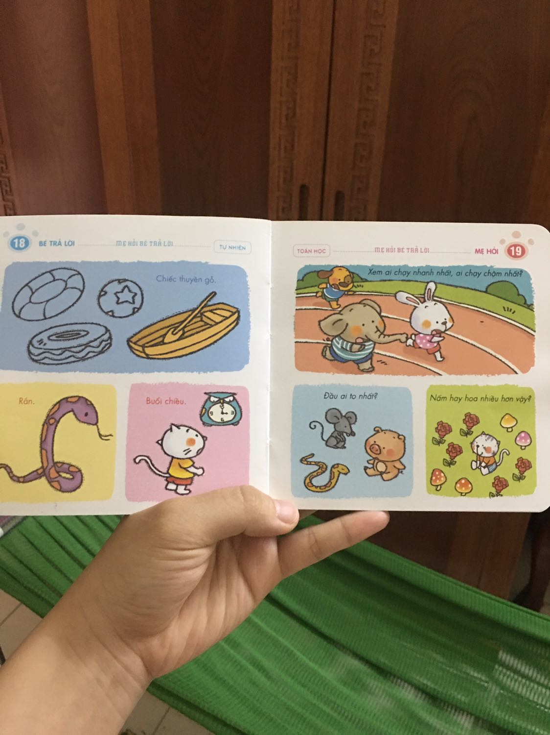 Ôi thích dã man, bé nhà mình mê tít, ngày nào 2 mẹ con cũng ngồi đố nhau, nhiều dạng câu hỏi hay hộ, thú vị. Sách giấy đẹp, nhưng cuốn này mình mới dùng đã bị bung gáy 1 ít. Nhưng chốt là chim ưng ???