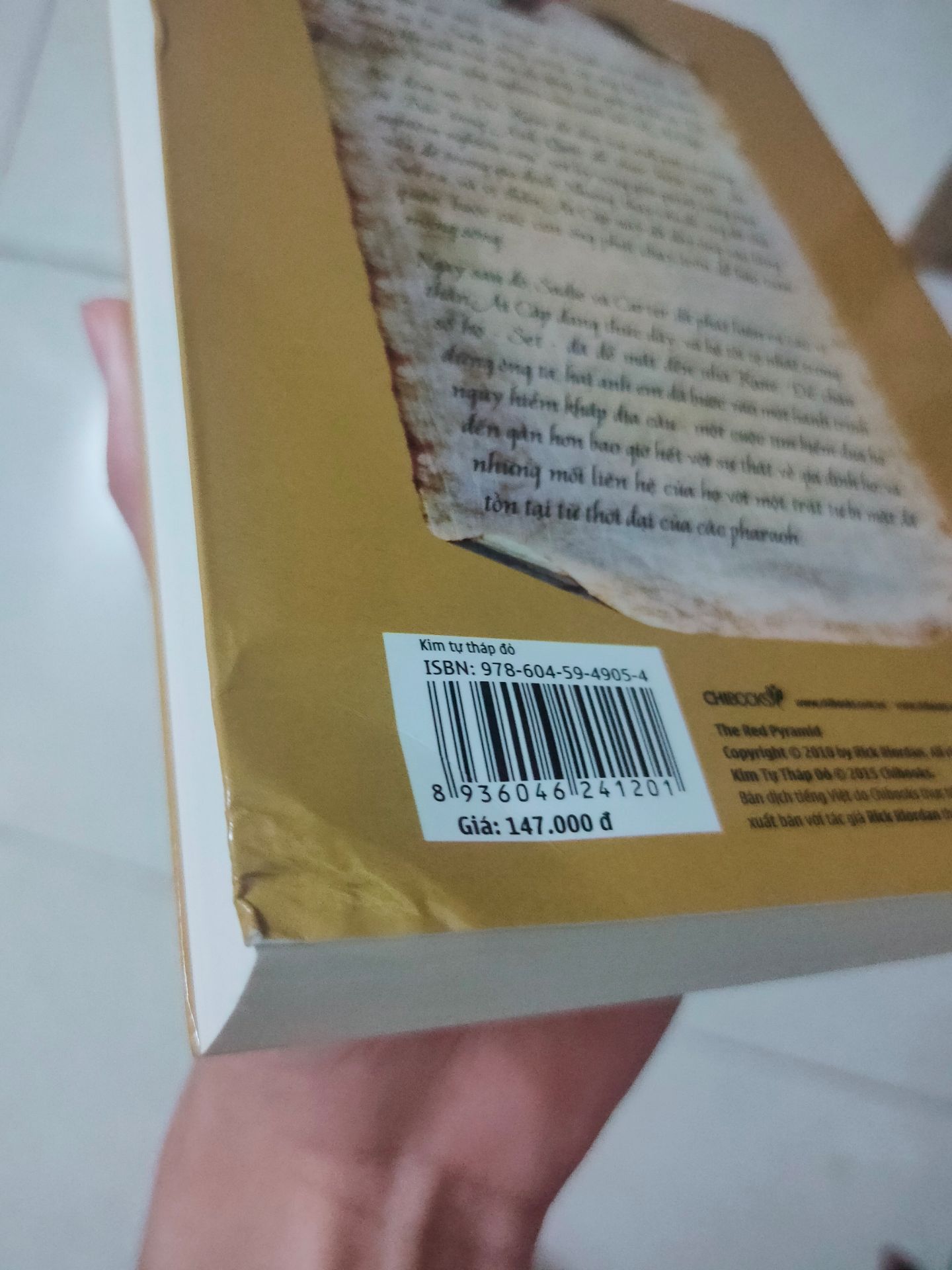 sách bị bóp méo chắc là do vận chuyển. Mình nghĩ lần sau nên dùng hộp to hơn và nên bọc giấy chống va đập