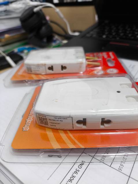 Tôi mua 2 cái. Cả 2 đều bị dính những vệt ố vàng gỉ sét như hàng cũ vậy, mặc dù đó là phần nhựa abs?! Nó không phải là dính ở bao bì trong suốt bên ngoài đâu nhe.