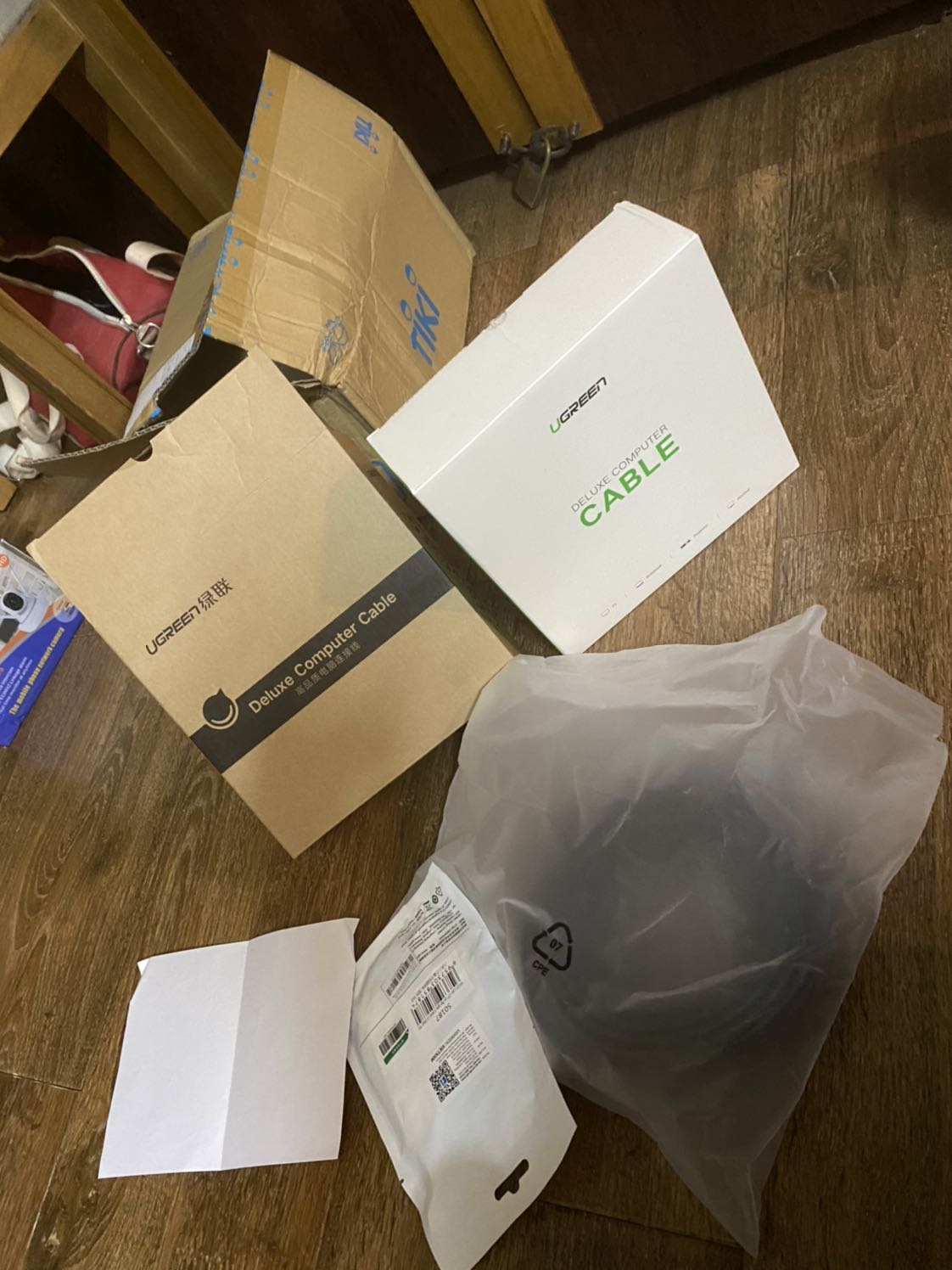 2 sản phẩm hộp # nhâu nhưng trong giống nhau.chất lượng dùng thời gian mới biết