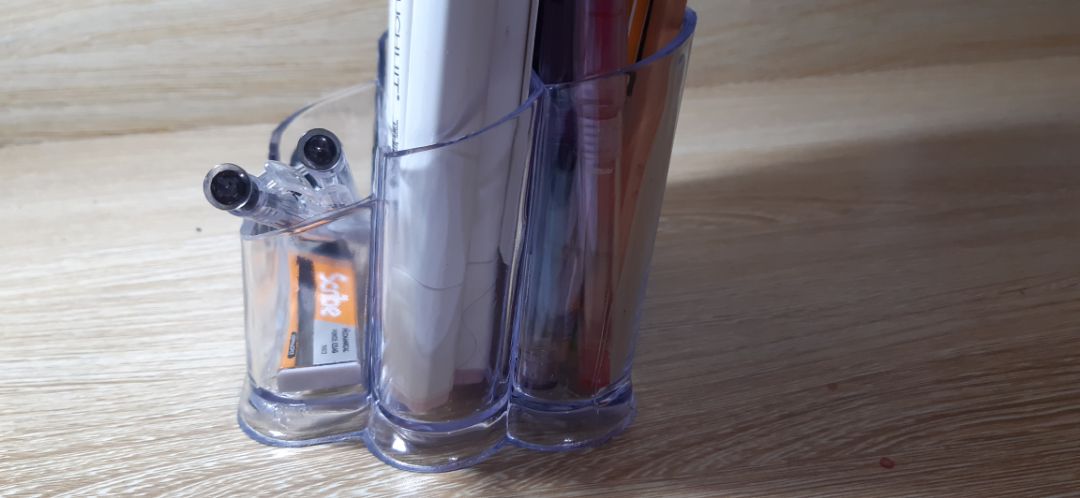 Nhựa trong suốt,có 3 ngăn,đựng được khá nhiều bút
Nhìn thực sự rất ưng❤