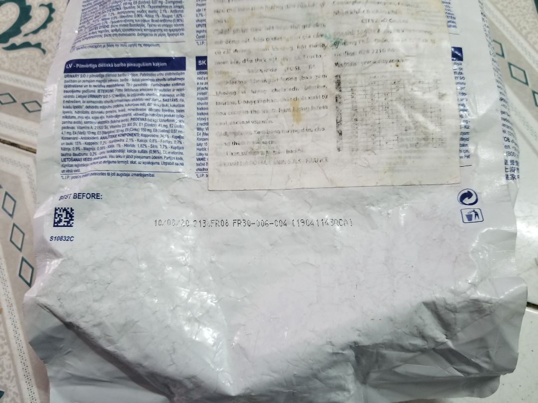 tình trạng bao bì sản phẩm vô cùng tồi tệ, nhàu nát, nhãn mác nhòe không đọc được chữ. Mình có chụp rất nhiều hình và quay clip làm bằng chứng, nếu tiki cần vui lòng liên hệ mình, mình sẵn sàng gửi, mình cũng có thể gửi trực tiếp sản phẩm lại để tiki xem chất lượng hàng hóa như thế nào. Đừng nói vỏ ngoài không ảnh hưởng chất lượng bên trong. Vỏ ngoài tệ như vậy (mọi người cứ xem hình) thì chả ai thèm mua đâu! Vì lúc giao tới không có mình, người nhà nhận giúp. Chứ nếu mình ở đó thì đã trả hàng về lại cho shipper ngay lập tức. Trước khi giao hàng đi bên tiki có kiểm tra sản phẩm không? Chứ sản phẩm xuống cấp trầm trọng như vậy vẫn giao đi được, làm ăn vậy là sao?