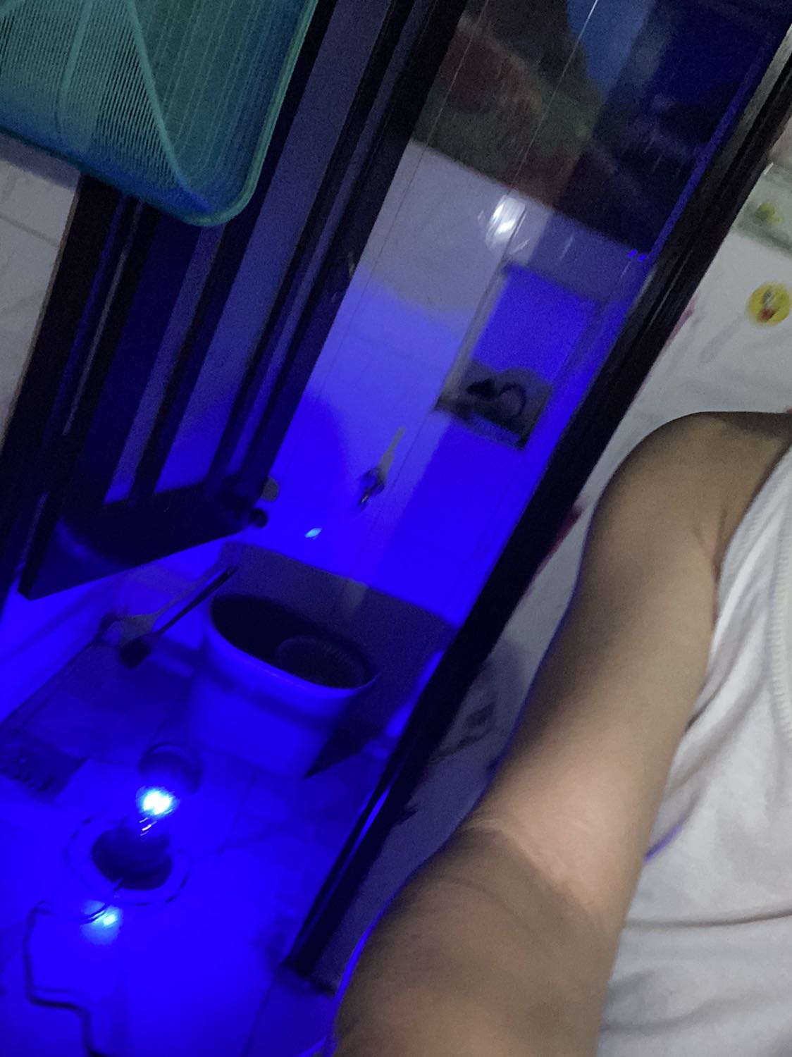 Đèn ko tự tắt khi đến gần. Đề nghị cho đổi đèn mới. Thanks! Chạy nhảy gần đèn và lại gần chụp hình luôn mà nó ko tắt sợ quá.