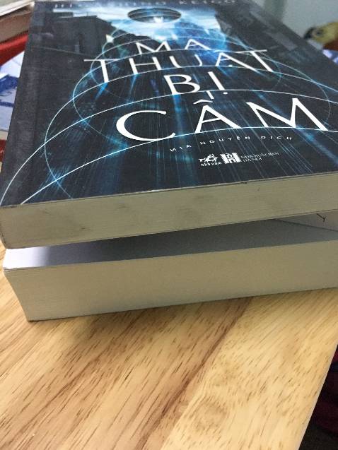 Tiki giao hàng rất nhanh, đây là điều thích nhất khi mua hàng ở Tiki dù hàng hoá ko đa dạng. Trong 3 cuốn đặt mua thì có cuốn này sao lem nhem, bẫn bẩn, nhìn mất thiện cảm ghê. 2 cuốn kia thì đỡ hơn. Rất muốn sử dụng dịch vụ bọc sách lẻ,  mua sách nào bọc sách đó luôn, Tiki nên triển khai chứ ko nên buộc mua gói dịch vụ bọc sách trọn gói, vì 1 năm đâu có dùng hết. Và khi giao sách thì nên lựa chọn cẩn thận dùm khách hàng.