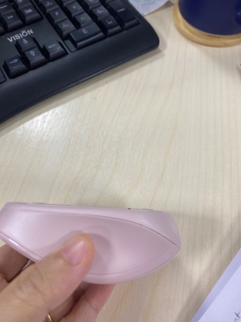 nút on/off cao hơn phần chân đế, mặc dù rất ít nhưng sd vẫn có cảm giác bập bênh í 😓