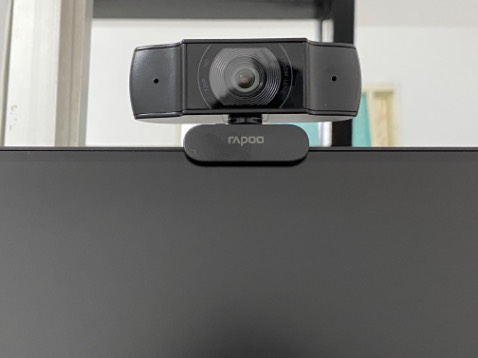 Giao cực nhanh, tối qua đặt trưa mai tới rồi, đóng gói đẹp, nhưng camera 720p thôi nên ko nét cộng thêm hình ảnh cũng tối, thôi kệ mua để thấy mặt họp online hay học hành gì cũng ổn, có 2 mic