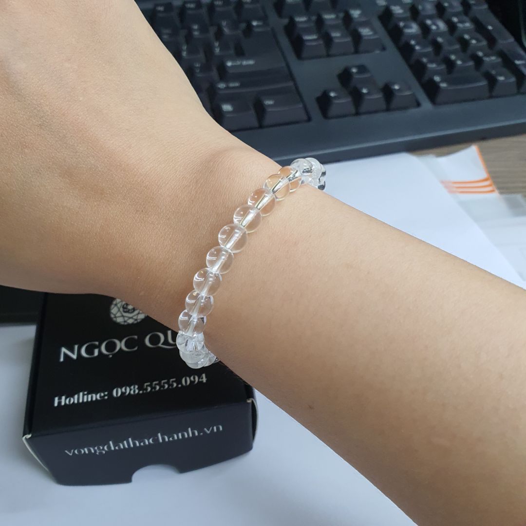 vòng rất đẹp nhé. hạt sáng. mình mua 6mm là vừa tay luôn tuy nhiên vòng hơi nhỏ, nên hơi thít vào da, hi vọng đeo lâu sẽ giãn ra một chút..có giấy bảo hành đầy đủ rất ok