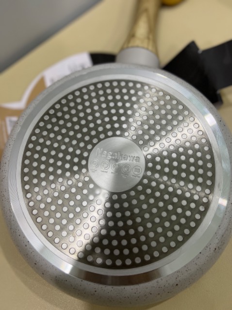 Sản phẩm nhận không có hộp của Nagakawa, không biết do đó giờ hàng gia dụng của Nagakawa là như vậy thôi hay sao nữa. Sản phẩm nặng, sạch sẽ. Giao nhanh. Nấu được 1 lần nên chưa thấy gì không ổn.
Màu đẹp, nấu được bếp từ luôn.