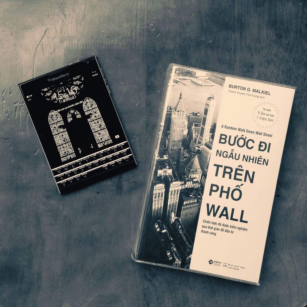 Chính Burton G. Malkiel đã viết: đây không phải quyển sách dành cho giới đầu cơ! Thậm chí ông còn hài hước khi tự đặt một tiêu đề phụ cho quyển sách là "Cuốn sách dạy bạn làm giàu chậm mà chắc".

Phần đầu quyển sách này Burton G. Malkiel sẽ kể cho bạn nghe, không dài dòng nhưng đủ để chúng ta hiểu nguồn cơn của bong bóng xuất phát từ đâu, nó đạt đỉnh thế nào và cuối cùng sụp đổ ra sao.

Phần hai, tác giả đi sâu vào các phương pháp phân tích chứng khoán như phân tích kỹ thuật & phân tích cơ bản. Quan điểm của ông về phân tích kỹ thuật là nó chỉ dựa trên thông tin trong quá khứ nên không thể giúp ta dự đoán giá trong tương lai, đó là "những phương pháp màu mè", ông nói thẳng mình có thành kiến với các chuyên gia phân tích kỹ thuật & gọi họ là "những đứa trẻ vui vẻ, say sưa trò chơi tàu điện mới".

•	Tín hiệu mua và bán chẳng còn quan trọng nữa nếu tất cả mọi người đều cố gắng nắm bắt tín hiệu này để hành động cùng một lúc.
•	Một phương pháp sẽ mất dần giá trị khi càng có nhiều người sử dụng.
•	Nếu sử dụng kỹ thuật phân tích biểu đồ như vậy từng mang lại lợi nhuận, thì giờ đây chỉ những ai dự đoán trước tín hiệu mới có thể áp dụng phương pháp này.
•	Khi dự đoán càng sớm, thì càng không chắc chắn về khả năng tín hiệu đó sẽ trở thành hiện thực. 
•	Trong cuộc chạy đua dự đoán trước tín hiệu, rất khó xây dựng bất kỳ quy tắc giao dịch kỹ thuật nào có thể sinh lời.

Nói về phân tích cơ bản thì tác giả vẫn giữ nguyên quan điểm không tin cậy vào các chuyên gia. Ông trình bày đầy đủ các nghiên cứu để chứng minh rằng phân tích cơ bản cũng không thật sự hiệu quả hơn phân tích kỹ thuật là mấy.

Burton G. Malkiel nêu ra 5 lý do tại sao các chuyên gia phân tích cơ bản lại gặp khó khăn khi dự đoán tương lai thị trường:
•	Tác động của các sự kiện ngẫu nhiên.
•	Nguồn thu nhập được báo cáo thiếu minh bạch, thông qua quy trình kế toán "sáng tạo".
•	Nhiều chuyên gia phân tích thiếu năng lực chuyên môn cơ bản.
•	Các chuyên gia giỏi bị đẩy sang quản lý danh mục đầu tư hoặc quản lý bán hàng.
•	Xung đột quyền lợi giữa các chuyên gia phân tích chứng khoán với các tổ chức ngân hàng đầu tư.

Bước vào phần 3 - Công Nghệ Đầu Tư Mới - tác giả giới thiệu về nguồn gốc và ứng dụng của thuyết danh mục đầu tư hiện đại. Từ chủ đề đa dạng hóa danh mục đầu tư rẽ sang chủ đề quản trị rủi ro, tác giả lần lượt nói về: hệ số Beta, mô hình định giá tài sản vốn (CAPM), thuyết định giá Arbitrage (APT). 

Burton G. Malkiel dành hẳn một chương trong phần 3 để nói về tài chính hành vi và đây là lời khuyên của ông: đừng là kẻ thù lớn nhất của chính mình! Nếu bạn muốn mua cổ phiếu riêng lẻ, đây là phần cốt lõi nhất rút ra từ tài chính hành vi.
•	Tránh hành động theo đám đông.
•	Tránh đầu tư quá khả năng vốn.
•	Nếu bạn kinh doanh: hãy bán các cổ phiếu đang mất giá, chứ đừng bán các cổ phiếu được giá.
•	Thận trọng với các cổ phiếu chào bán lần đầu (IPO).
•	Tránh xa bất cứ lời khuyên mập mờ nào từ bạn bè, người quen, điện thoại, hay thậm chí Internet. 
•	Đừng tin vào các kế hoạch ngớ ngẩn, tất cả sẽ tự hủy hoại theo thời gian.

Phần 4 - Hướng Dẫn Thực Hành - tác giả hướng dẫn từng bước cụ thể cho kế hoạch đầu tư, nên lựa chọn kênh đầu tư nào (chứng khoán, trái phiếu, vàng, bất động sản...), các chiến lược đầu tư phù hợp trong từng giai đoạn khác nhau của cuộc đời & tự đánh giá khả năng chịu đựng rủi ro mà bạn có thể chấp nhận. 

Bước Đi Ngẫu Nhiên Trên Phố Wall như là một quyển cẩm nang toàn thư về đầu tư, giúp người đọc hình dung một cách hệ thống và toàn diện về các quan điểm, các lý thuyết đầu tư...từ đó tìm ra chiến lược phù hợp nhất cho bản thân. Cùng với Đầu Tư Hiệu Quả của Mark Dampier, Đầu Tư Chứng Khoán Theo Chỉ Số của cố huyền thoại John C. Bogle, và Bước Đi Ngẫu Nhiên Trên Phố Wall của Burton G. Malkiel sẽ là bộ 3 quyển sách về đầu tư hay nhất, thiết thực nhất mà cá nhân mình đã đọc.