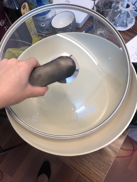 Giao đúng sản phẩm, shop đóng gói cẩn thận giao hàng nhanh, nồi lẩu rất tuyệt, nấu mau sôi, chống dính tốt, dùng  dc cho cả gia đình đông người.