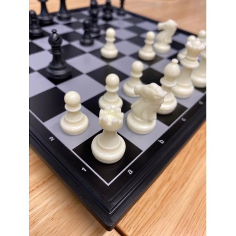 Hình ảnh sắc nét , quân cờ có nam châm bám dính tốt . Rất đáng mua