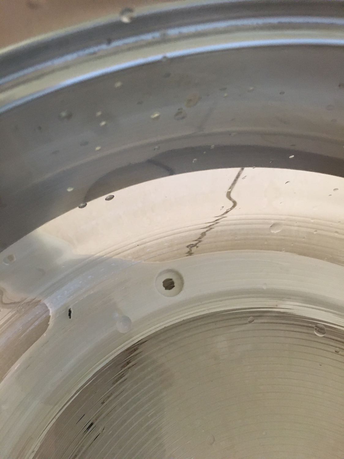 Mình mới nhận hàng, có kiểm tra sơ trước khi nhận xem có bị bể không. Tưởng ok nhận hàng. Ai ngờ lúc lấy ra vệ sinh chuẩn bị nướng thì thấy thiếu 1 cái nút kê lò lướng. Thiếu nó nồi kệp kênh sao dám sử dụng. Đề nghị tiki giải quyết sớm giúp mình để mình sớm đc sử dụng sản phẩm.