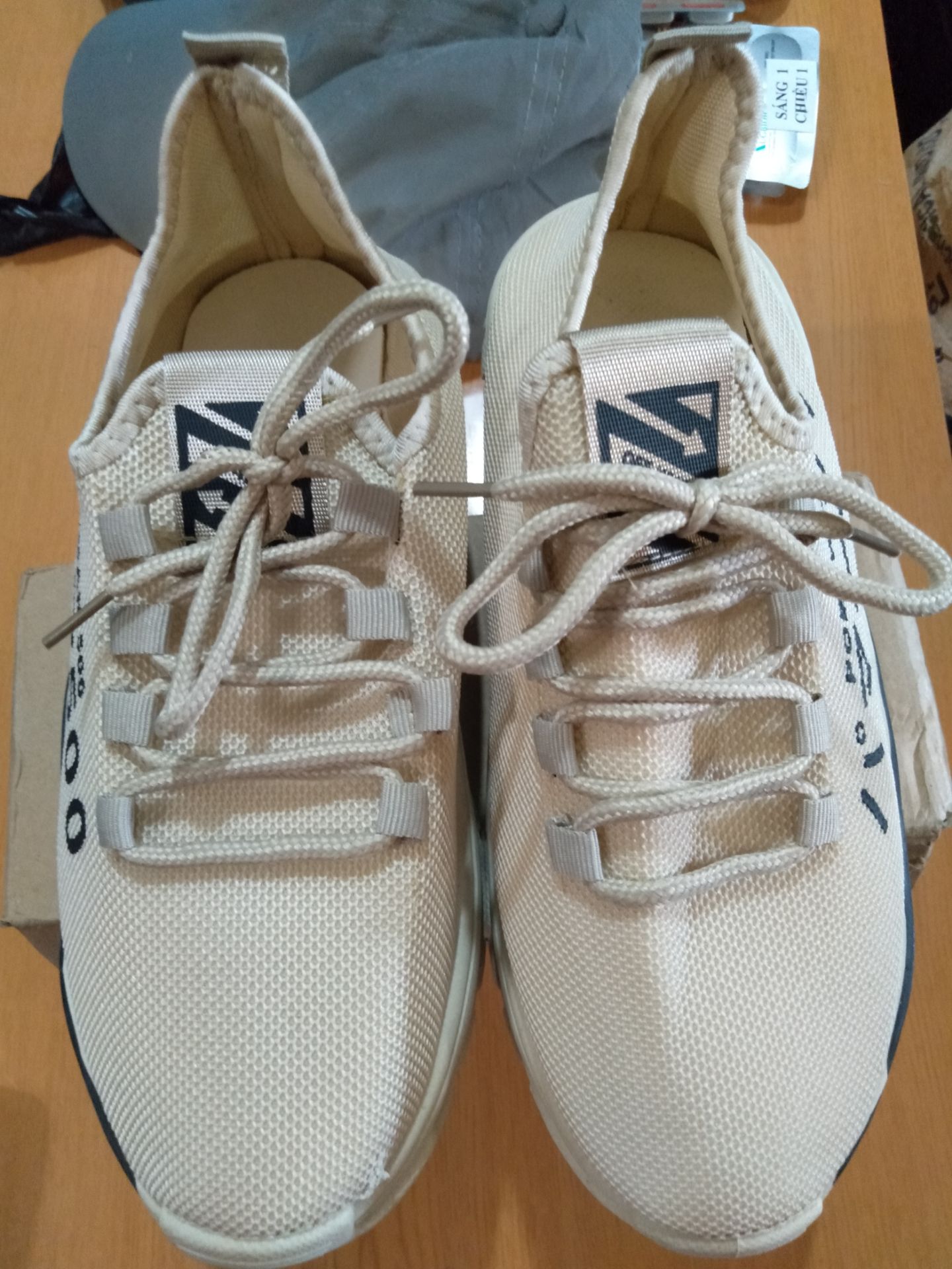 Khá ổn trên mức giá. Mua được lúc sale nên giá rất mềm. Ngoại hình tương đối tốt, mang khá nhẹ và êm, độ bền thì đợi sau này kiểm chứng. Dù vẫn còn một số nhược điểm như hoàn thiện chưa quá tốt (còn chỉ thừa, có một chỗ bị dính nhựa thừa, đế giày chưa khít lắm,...) nhưng ko thể đòi hỏi quá trên mức giá. Nói chung là khá tốt.