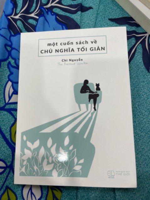 Chất lượng sách: 
- Đơn giản
- Đẹp
- Cầm chắc tay 
- Giấy ok
Nội dung: 
Mình mới tập đọc sách thôi và đối với đứa ít đọc sách như mình từ trước đến nay mua được cuốn sách này là rất may mắn. Tác giả Chi Nguyễn có lối hành văn rất dễ đọc, liên hệ thực tế đến chính tác giả. Quan niệm về lối sống tối giản không bị gò bó, bắt ép người đọc phải theo một khuôn mẫu nào đó mà hướng theo việc phát triển hơn. Tác giả có nhắc đến khái niệm Tư duy đóng & mở (không nhớ rõ nhưng đại loại là tư duy đóng sẽ hạn chế sự phát triển còn tư duy mở thì ngược lại). Tổng quan lại nội dung cuốn sách, cách hành văn rất dễ đọc. Cuốn sách giúp bản thân mình nhìn lại bản thân từ trong ra ngoài. Cảm ơn sự công tâm của tác giả Chi Nguyễn👍🥹💋
P/s: có hình "mều" cute nữa=)))