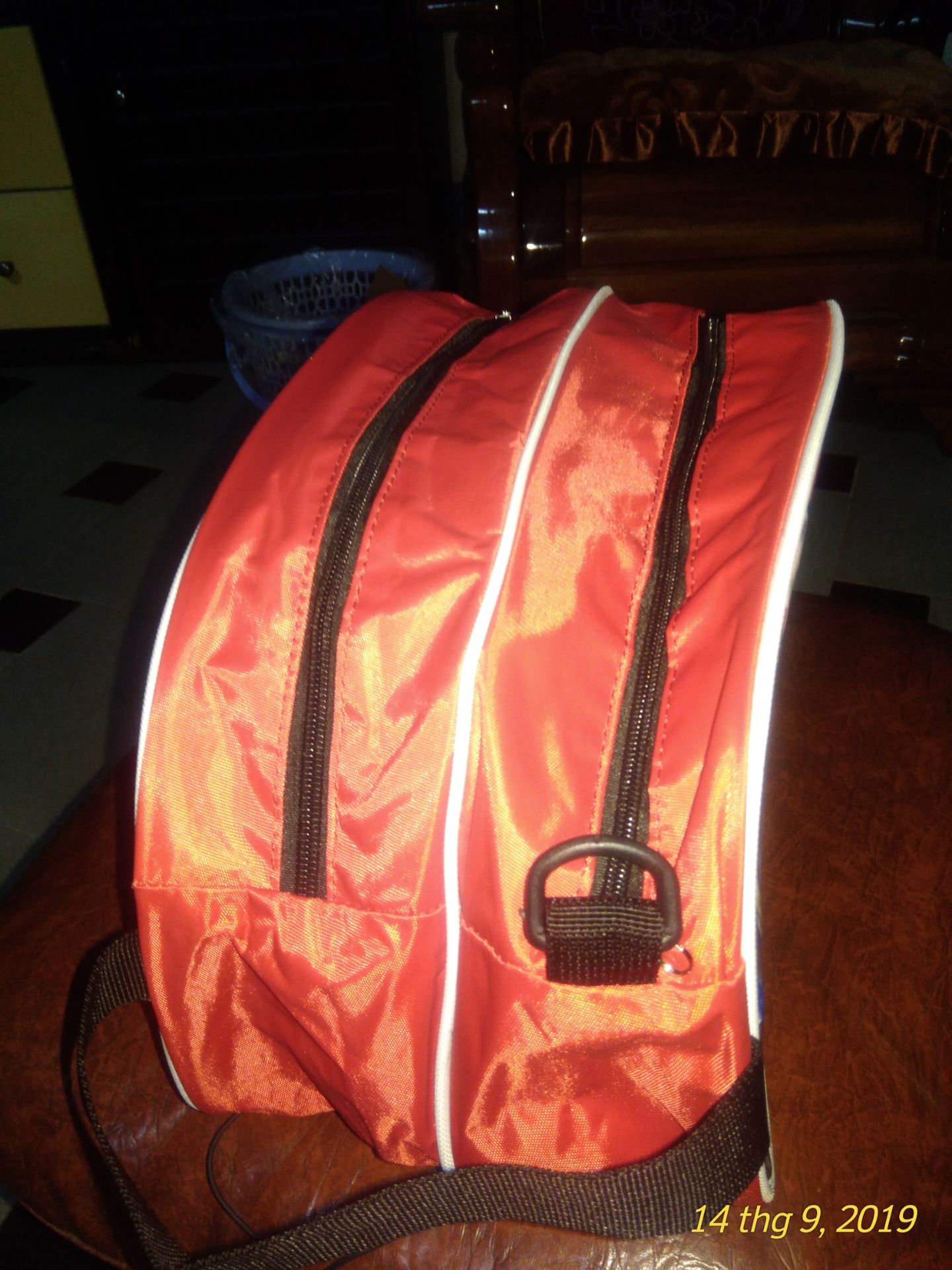 Thực tế 2 ngăn nhỏ, bằng nhau, mỗi ngăn để được hai chiếc giày chồng lên nhau. Không biết Tiki có nhầm mẫu không?