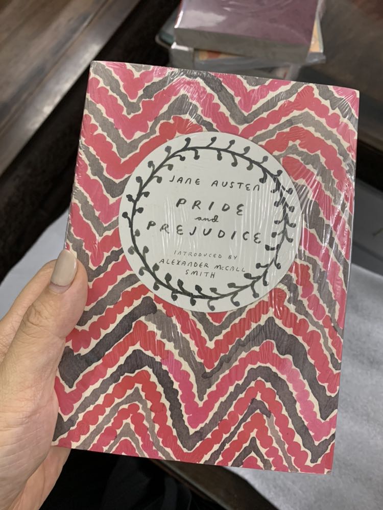 Bìa xinh xỉu. Mình collect các bản in nên nhất định k thể bỏ qua. Giấy cầm nhẹ tay, k mỏi mắt và chữ dễ nhìn