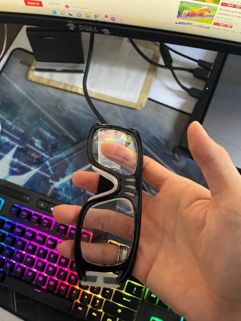 Đẹp lắm nhé 
Dây đeo chắc chắn 
Bị cận thì ra tiệm cắt thay mắt là ok nhé.
Mua 2 chiếc - tặng người yêu 1 cái đeo rõ xịn ạ! mình thì đeo đi đường cũng ổn, cản bụi rất tốt. dây thun đàn hồi tốt