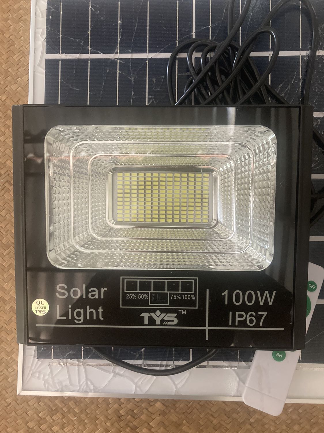 Trải nghiệm cực kì khó chịu. Mua đèn công suất 200w thì nhận được đèn 100w kèm theo đó là tấm pin bị bể. Shop không liên lạc được. Đề nghị tiki xử lí