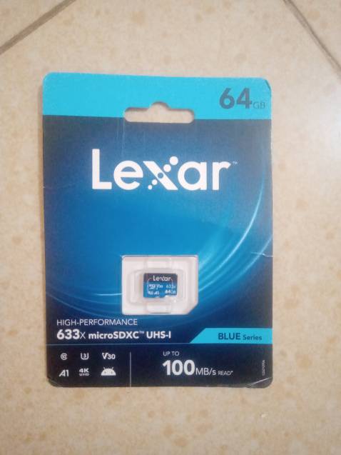 Không tem chống hàng giả của Lexar, không adapter, không giống hình