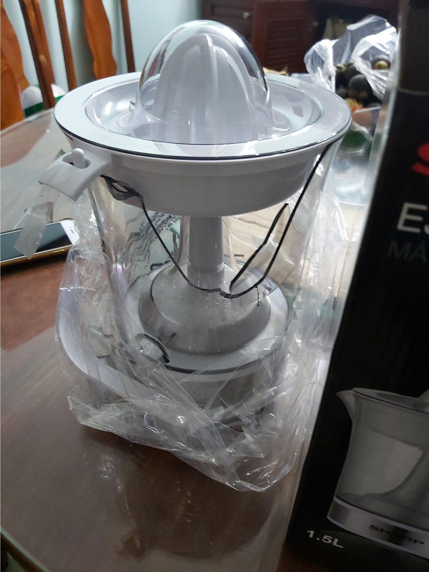 Mọi người nên lưu ý, kiểm hàng trước khi nhận nhé, nếu xảy ra rất là phiền phức, mất thì giờ, mất tiền điện thoại, và chờ đợi họ xét xử không biết là bao giờ nhé.