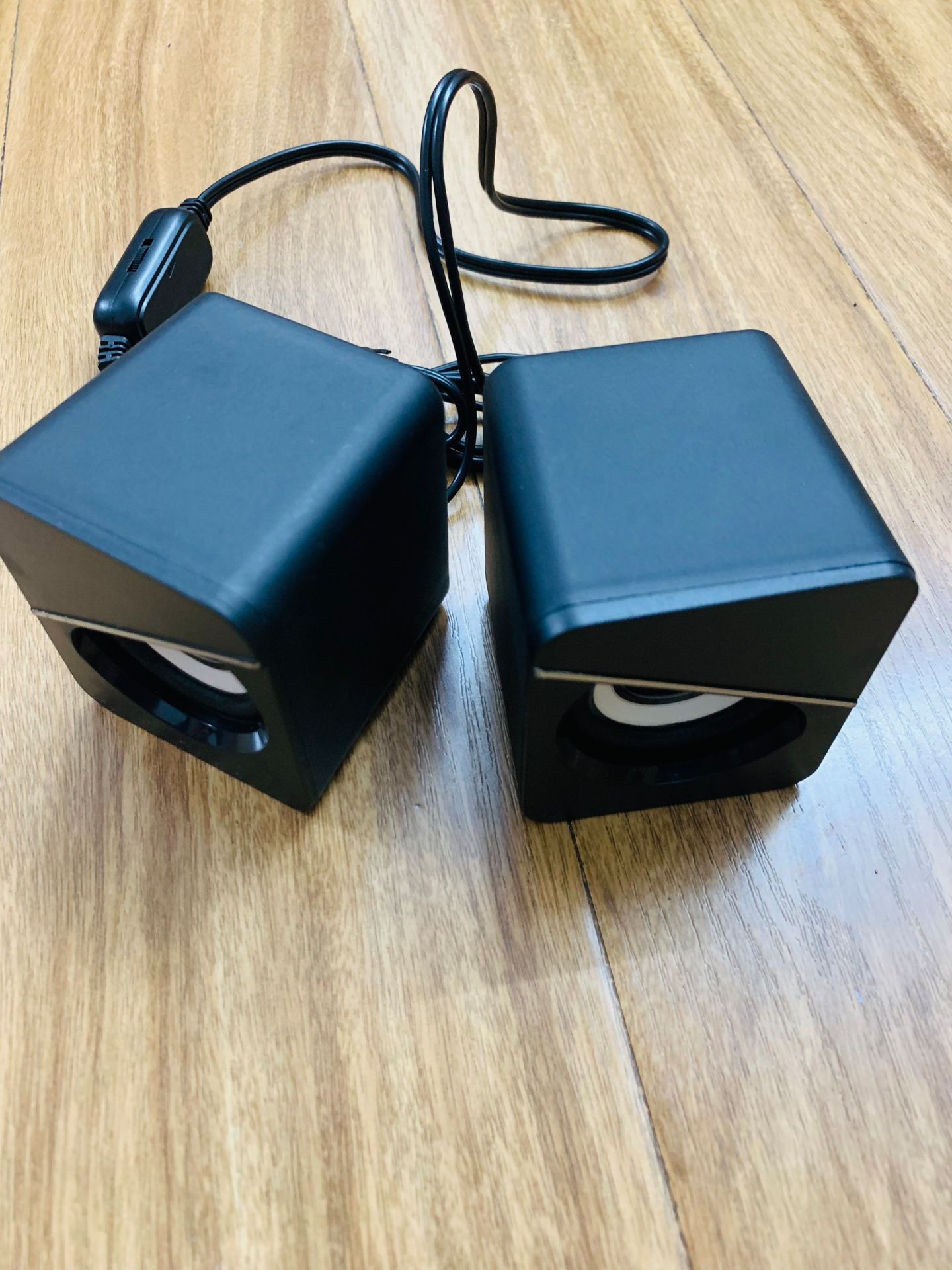 Nhỏ nhưng có võ là đây. Phù hợp cho học online và nghe nhạc phòng bé tầm 15m2 đổ lại. Chất lượng âm thanh ok, nghe to. Sản phẩm tốt trong tầm giá, thanks shop