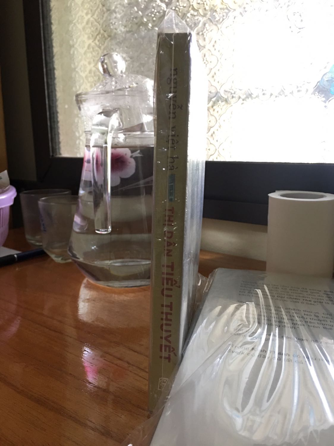 Tiểu thuyết của Nguyễn Việt Hà còn cuốn này chưa đọc, rất thích văn bác qua Cơ hội của Chúa, Khải Huyền muộn, Ba ngôi của người, cùng truyện ngắn và các tạp văn đã xuất bản.